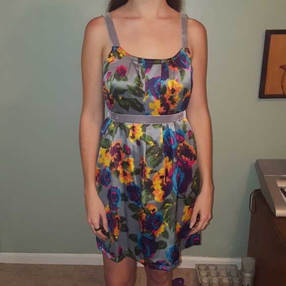 Old Navy Floral Dress w/Velvet Details - Picture 1 of 3